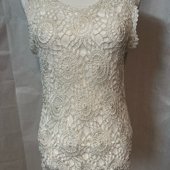 Elegant Lace Sleeveless Top - Picture 2 of 8